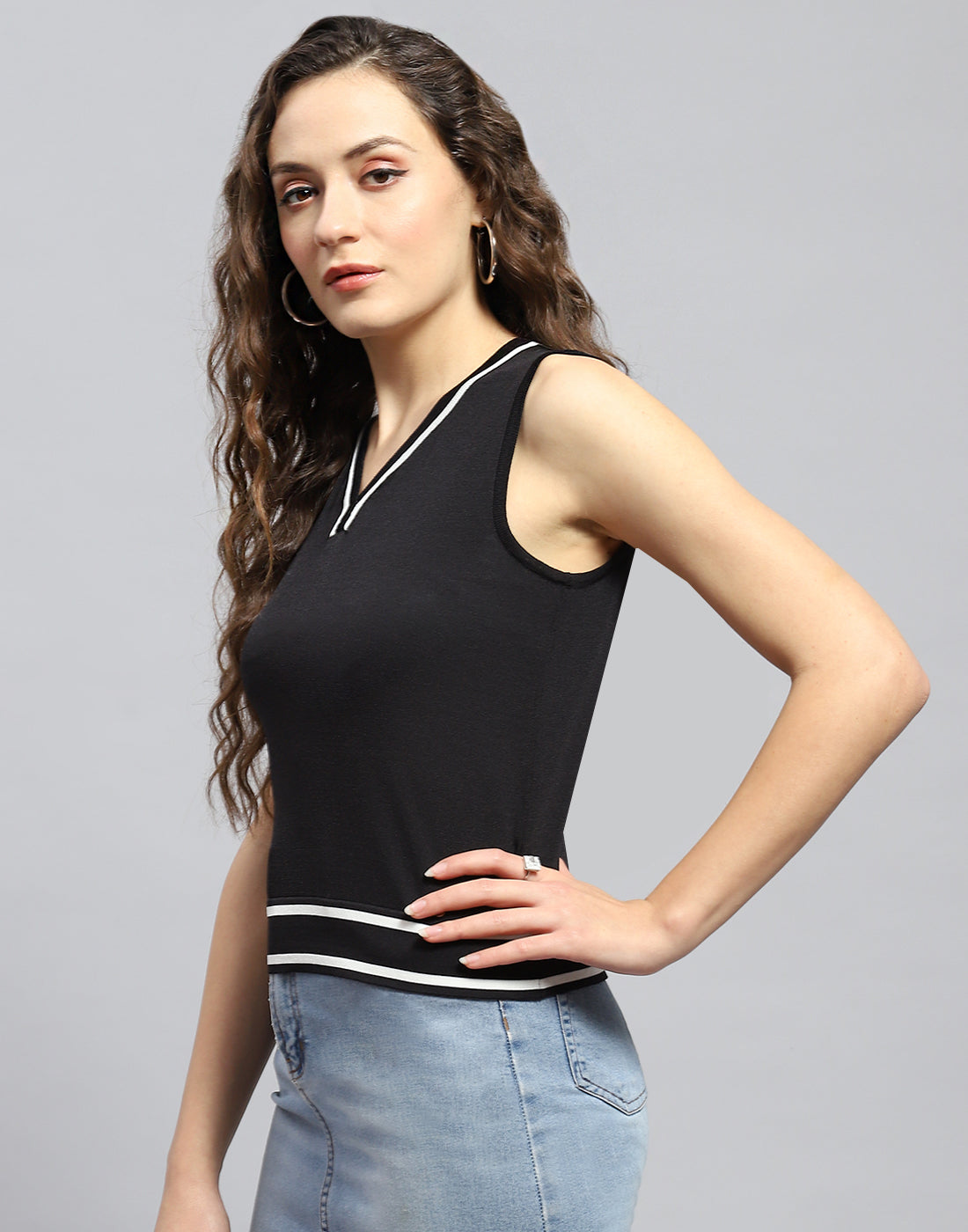 Women Black Solid V Neck Sleeveless Top