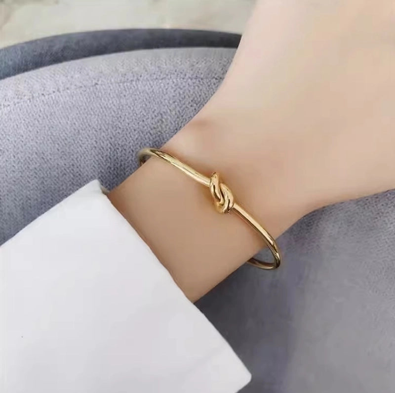 Vintage Style Round 304 Stainless Steel Titanium Steel 18K Gold Plated Bangle In Bulk