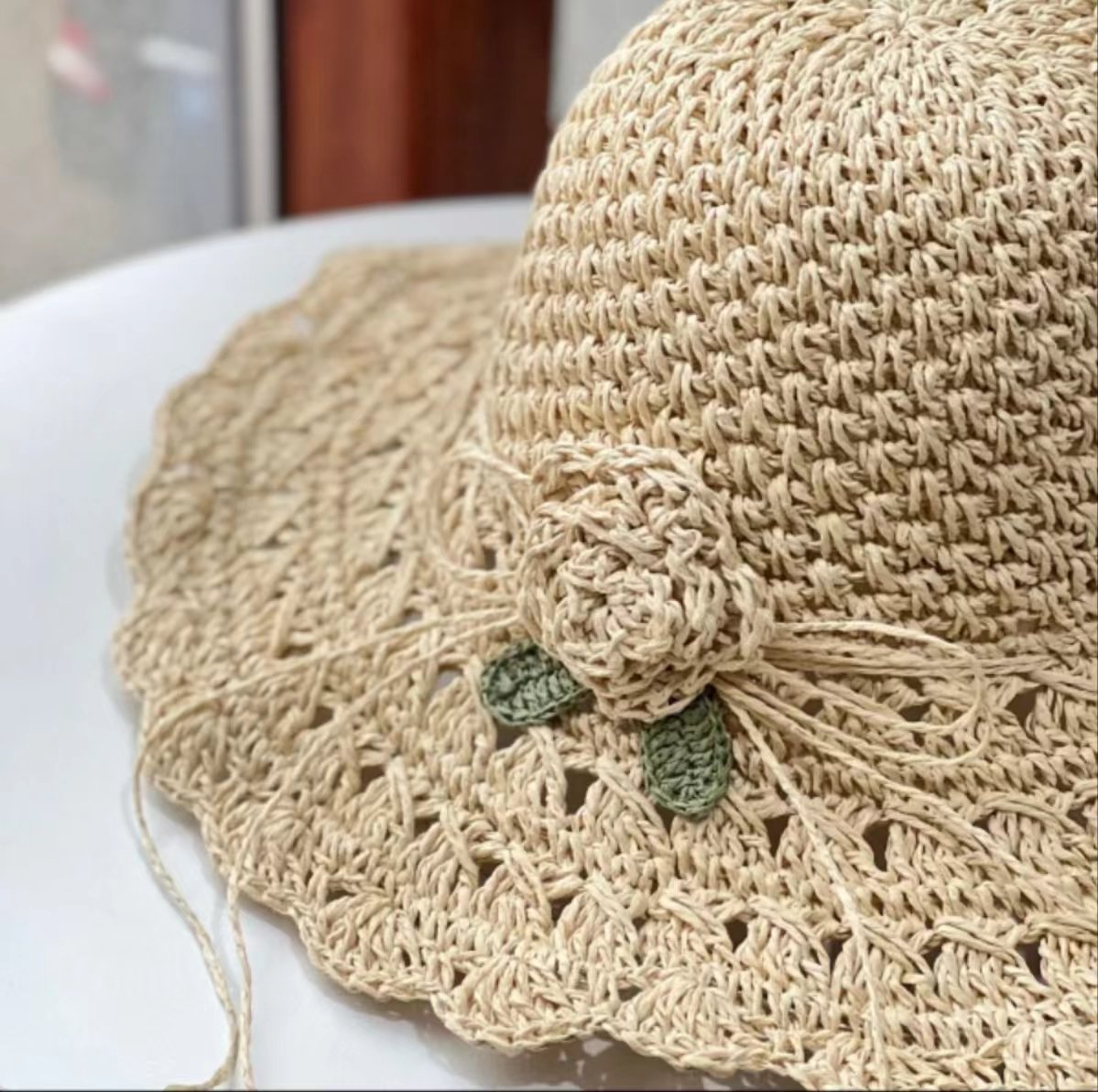 Elegante Sombrero De Paja De Crochet Con Detalle De Volantes