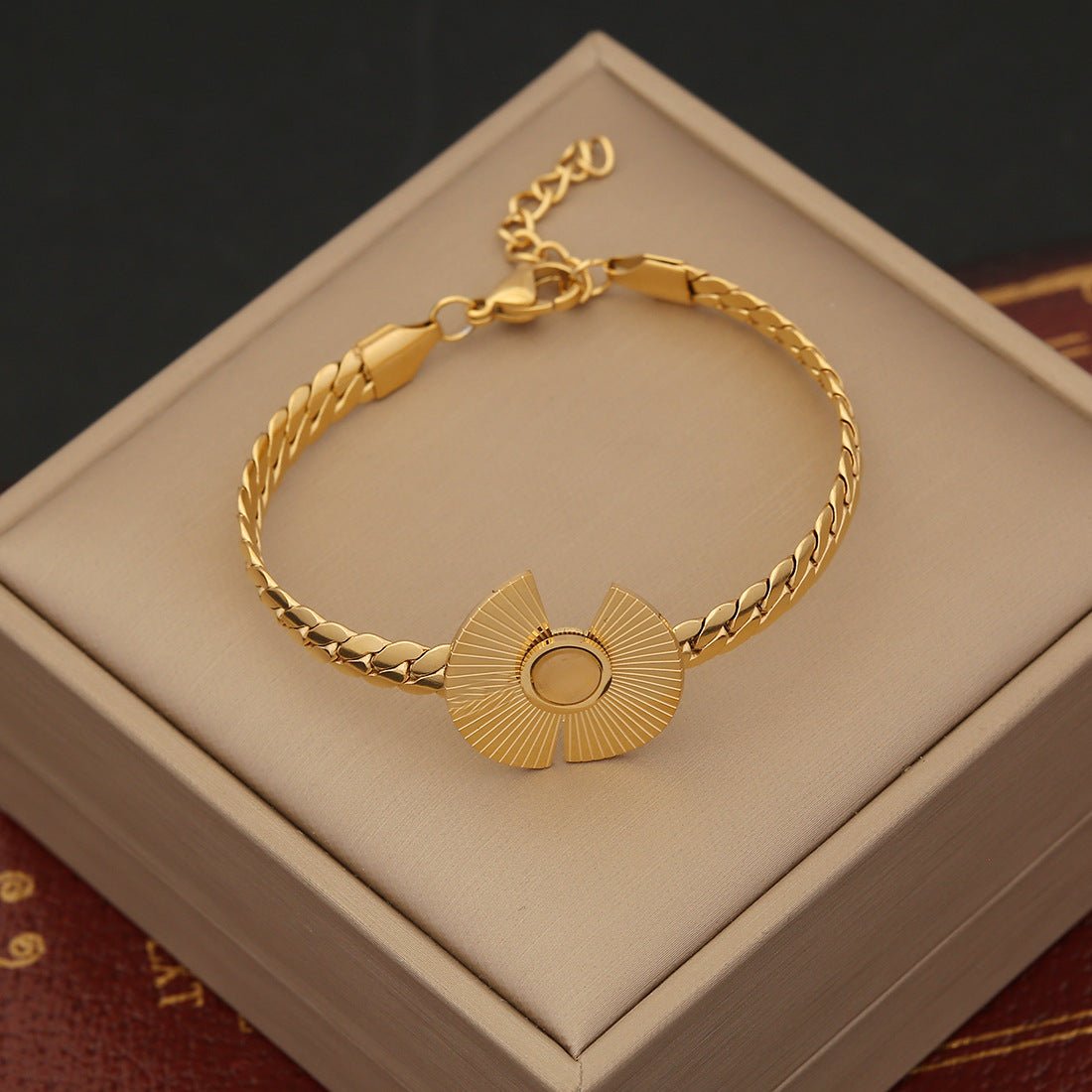 Expressive Geometric Stainless Steel Electroplating Necklaces