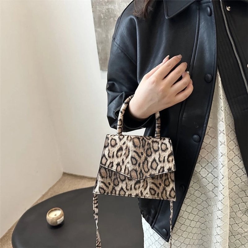 Women's Medium Pu Leather Leopard Vintage Style Streetwear Sewing Thread Square Flip Cover Crossbody Bag