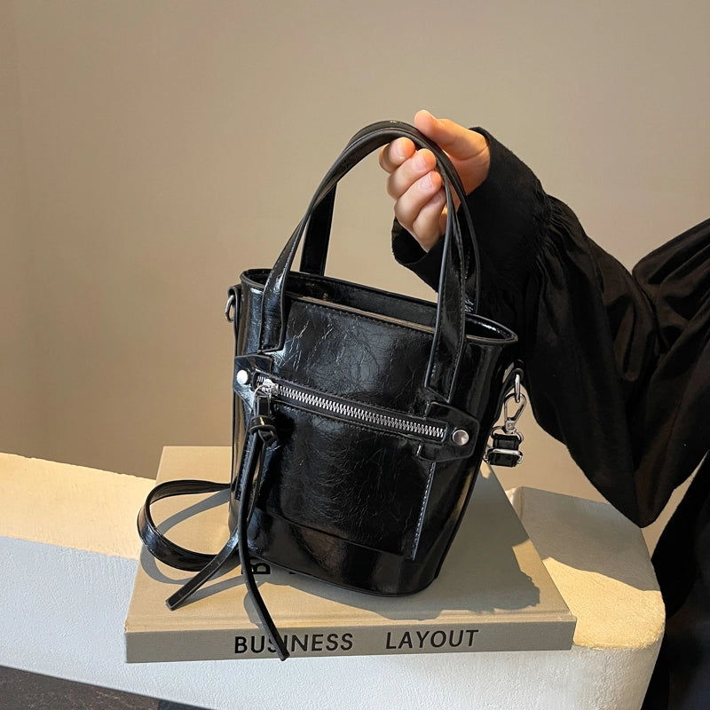 Women's Pu Leather Solid Color Classic Style Streetwear Sewing Thread Bucket Zipper Handbag