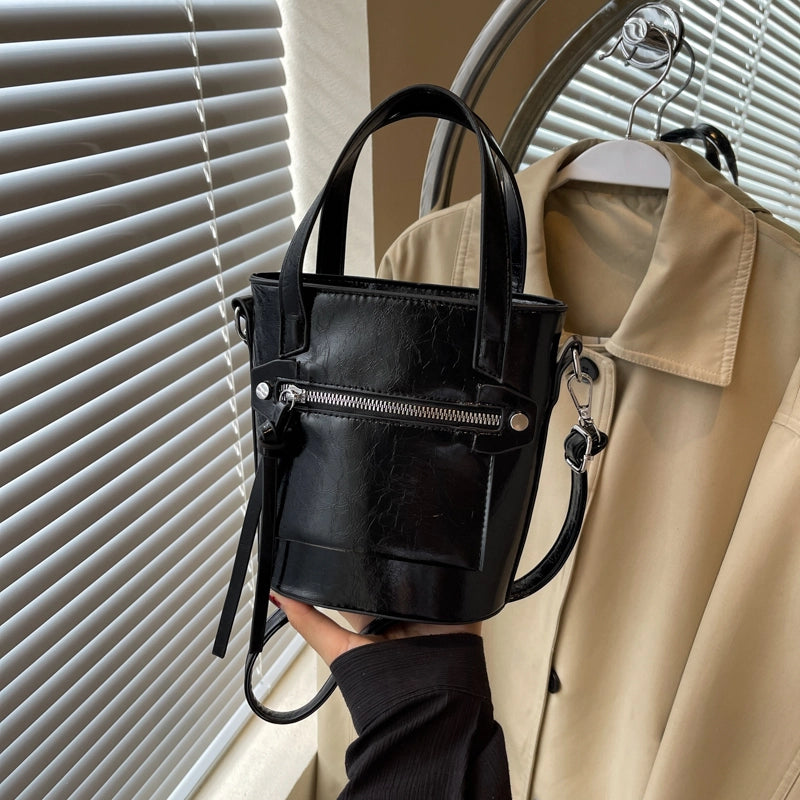 Women's Pu Leather Solid Color Classic Style Streetwear Sewing Thread Bucket Zipper Handbag