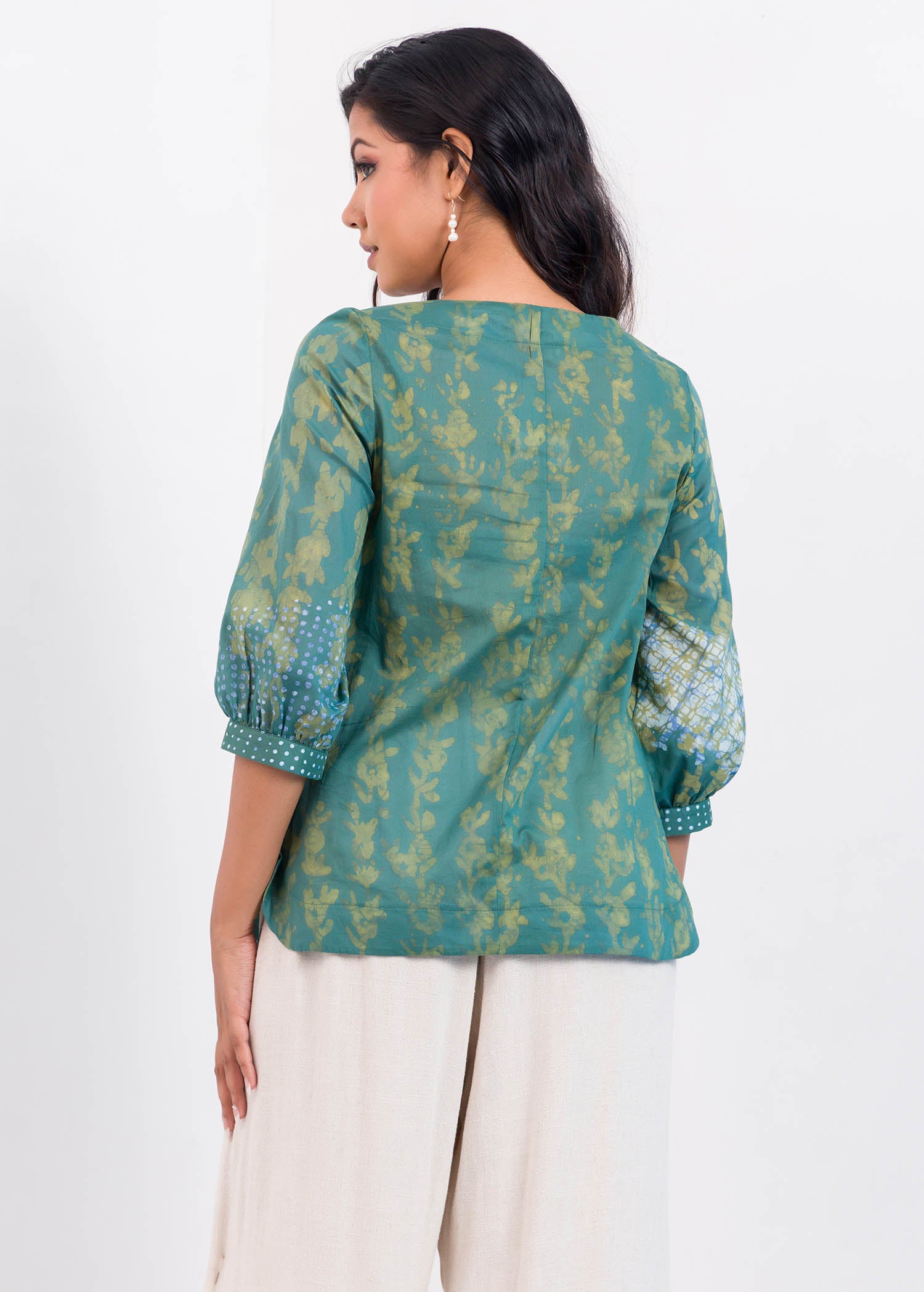 Round neck detailed three batik color top