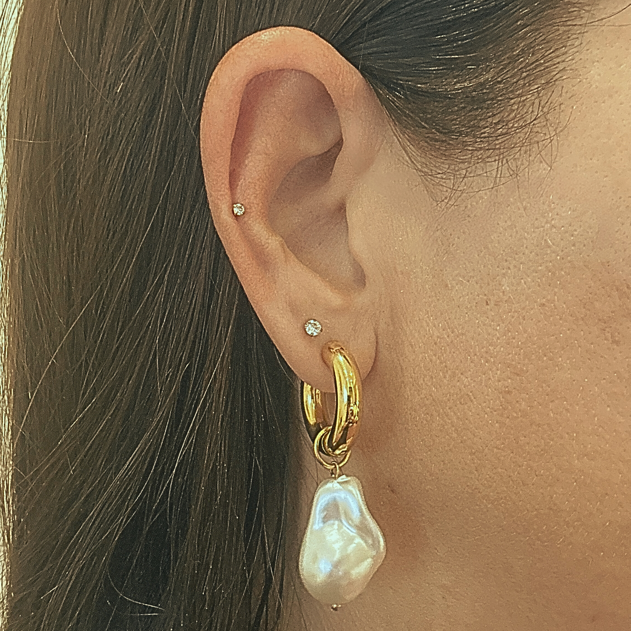 Baroque pearl style hoops - Gold