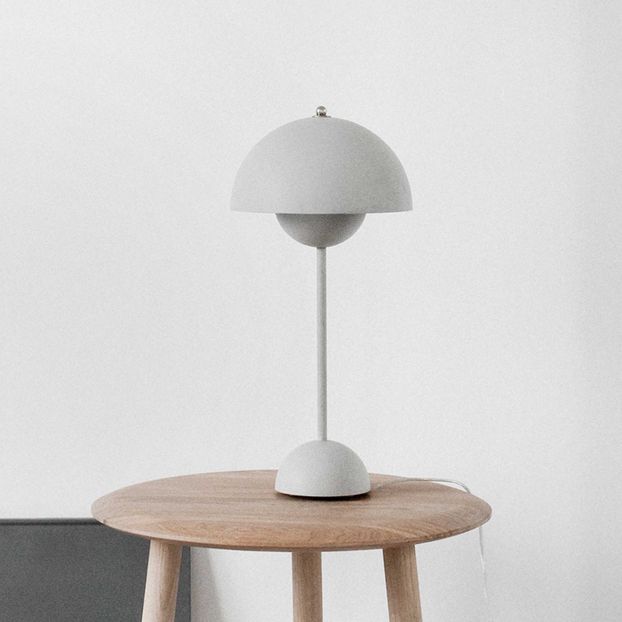 VP3 Flowerpot table lamp. Matt Light Grey