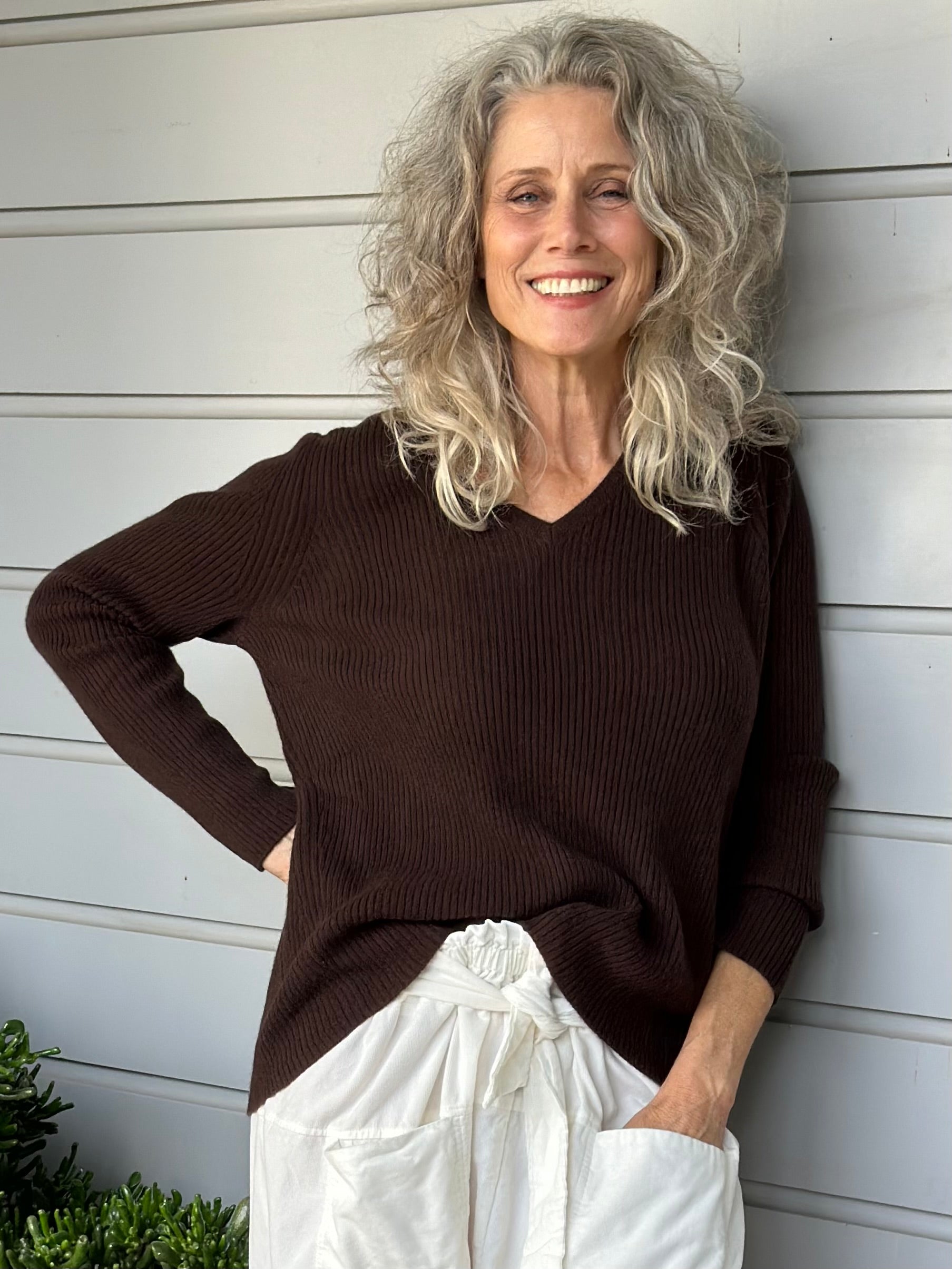 ribbed v neck cashmere  -chocolate