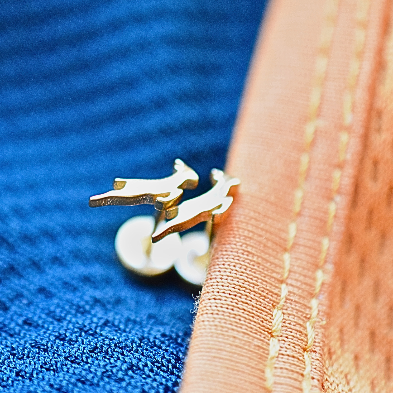 Tiny springbok studs - Gold