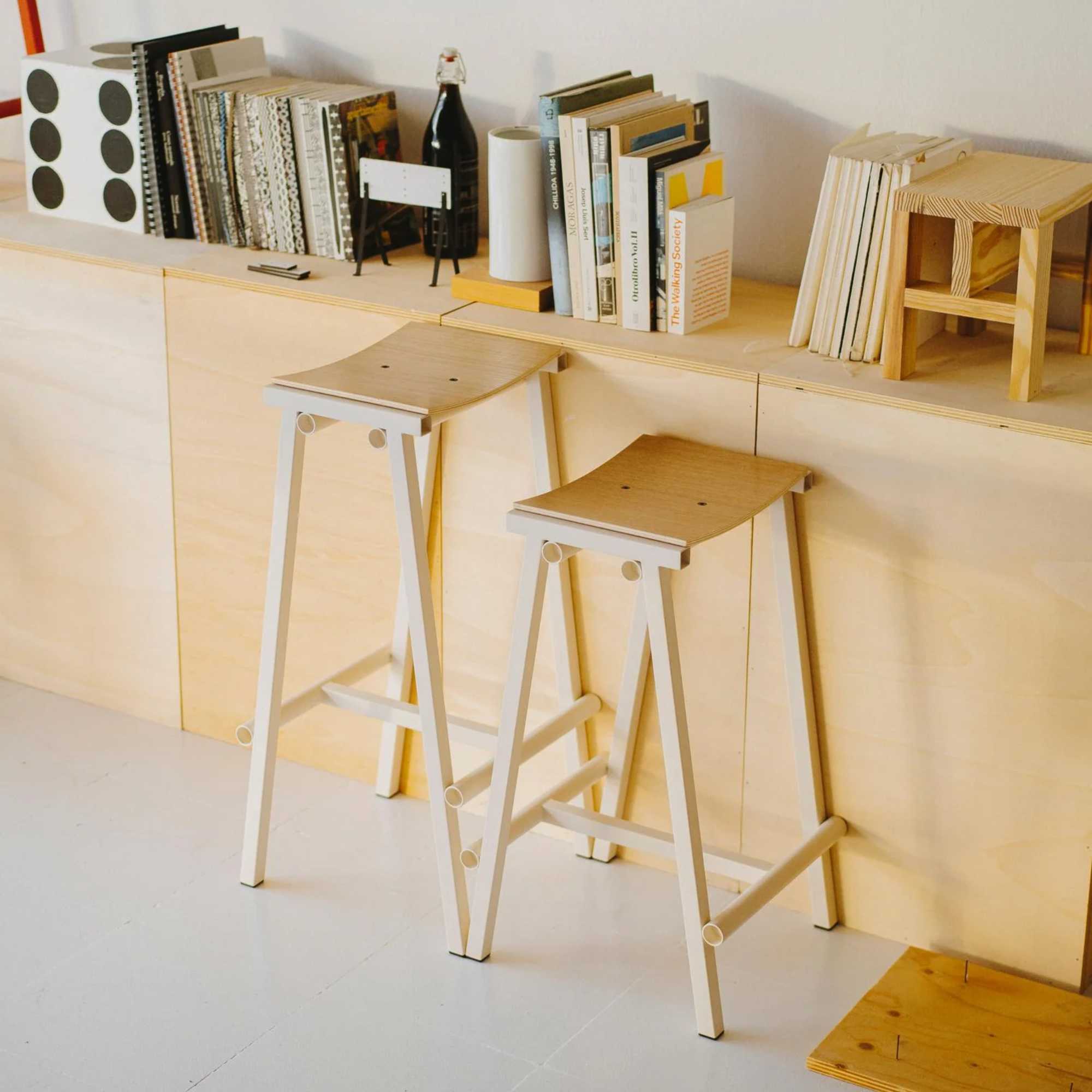 Taburete 8 Bar stool. Eggshell