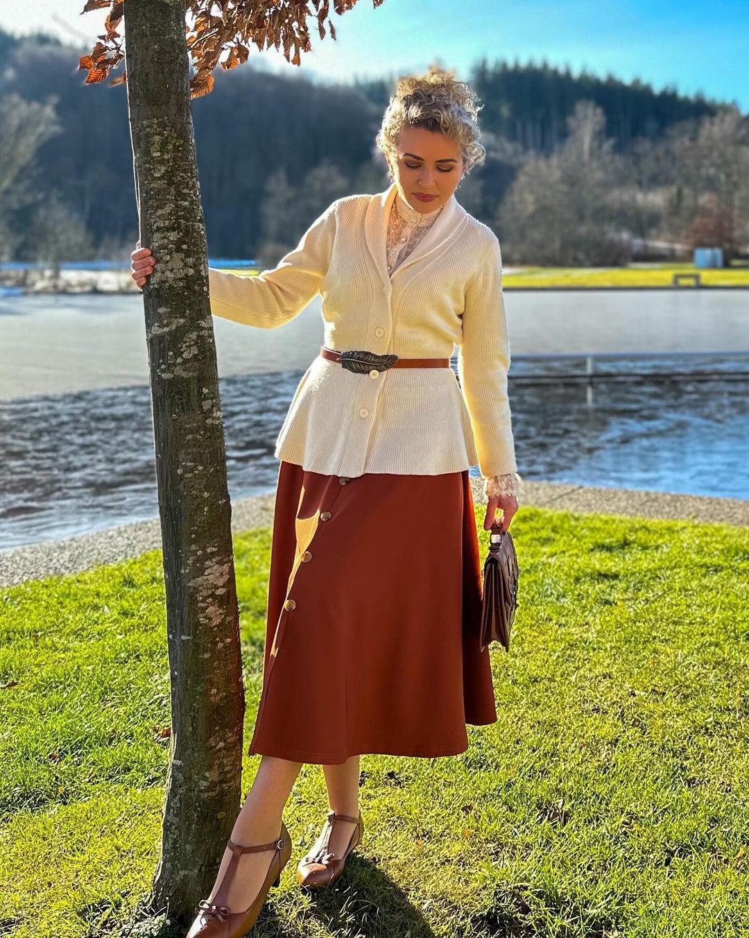 Fans Look of Vintage Front Slit Swing Skirt High Waist Buttons Decorated Skirt