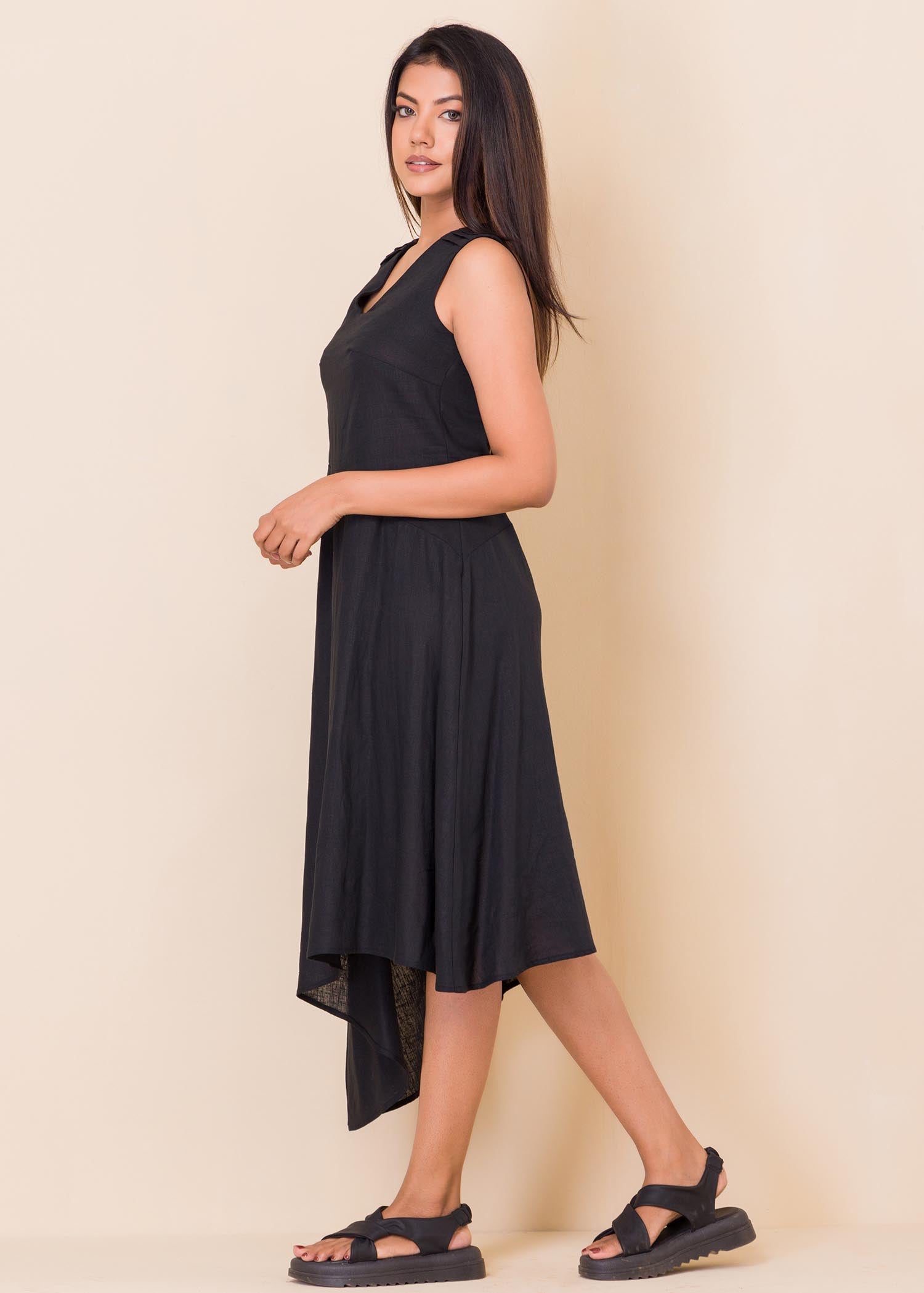 Sleeveless v neck linen dress