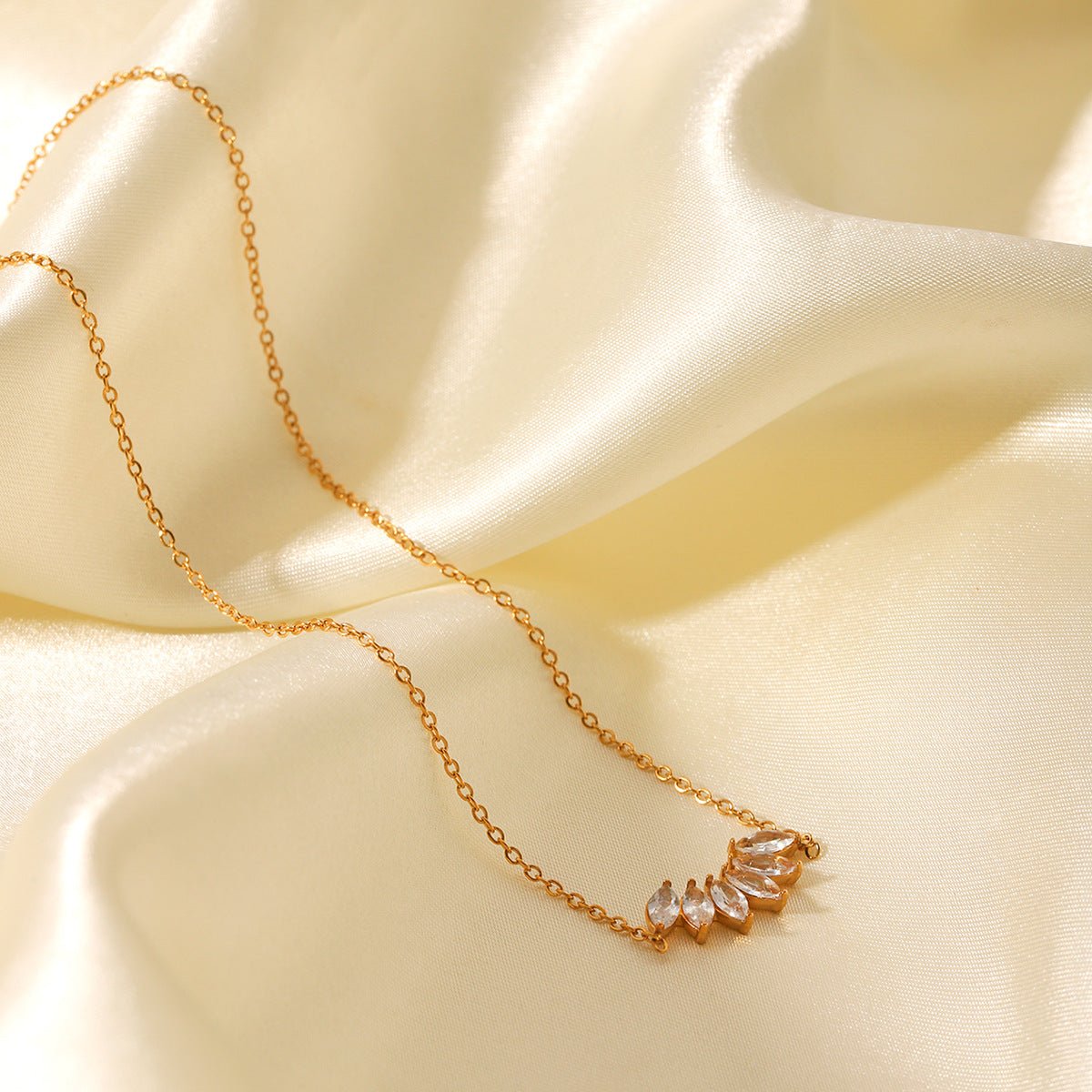 Fashion Exquisite Stainless Steel Inlaid Zircon Pendant Necklace Female Clavicle Chain Titanium Steel Necklace