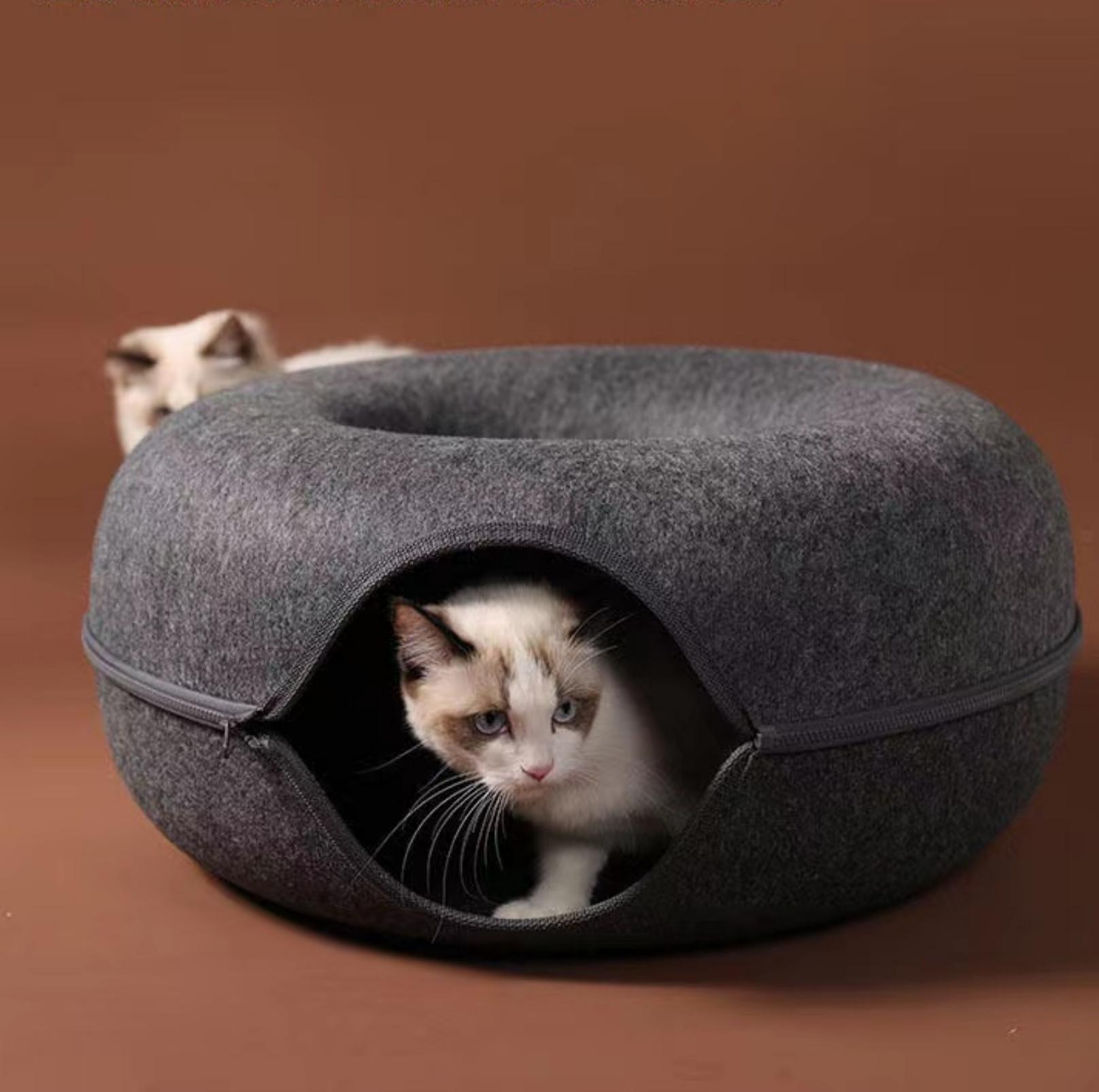 All-Season Donut-Shaped Felt Tunnel Cat Bed