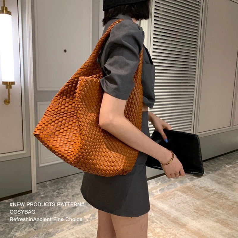 Women's Pu Leather Solid Color Classic Style Weave Bucket Magnetic Buckle Shoulder Bag
