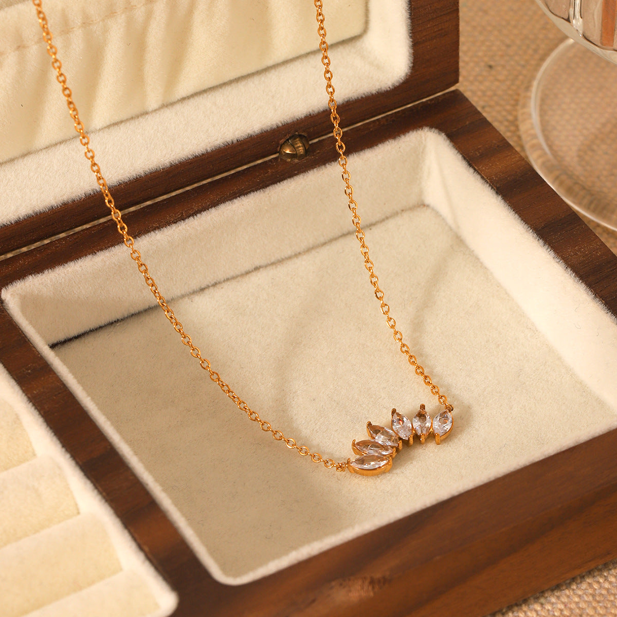 Fashion Exquisite Stainless Steel Inlaid Zircon Pendant Necklace Female Clavicle Chain Titanium Steel Necklace