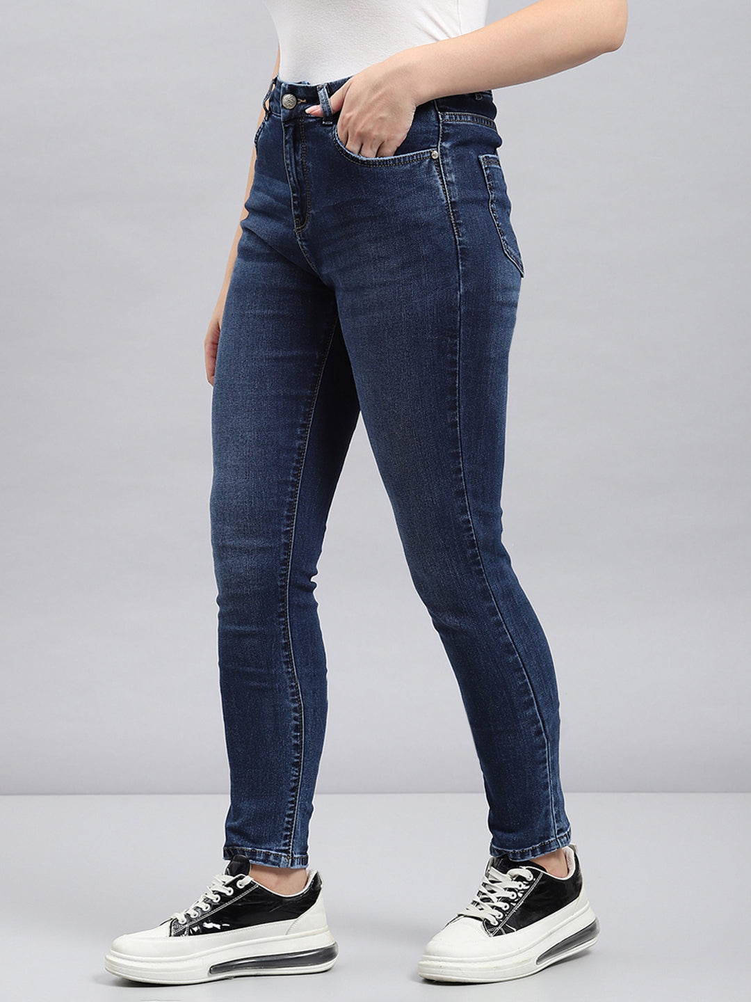 Women Blue Solid Slim Fit Denims