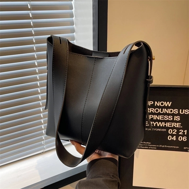 Women's Solid Color Streetwear Bucket Magnetic Buckle Underarm Bag
