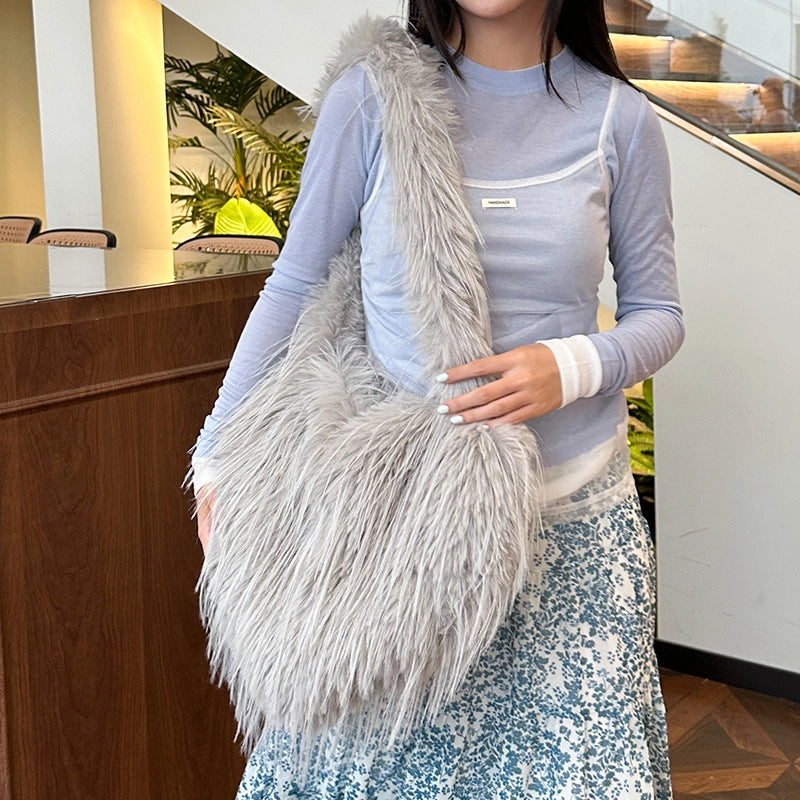 Women's Plush Heart Shape Solid Color Basic Classic Style Heart-shaped Magnetic Buckle Shoulder Bag