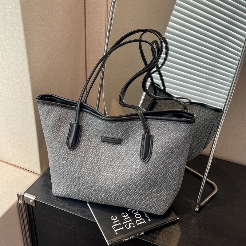 Women's Pu Leather Solid Color Classic Style Zipper Shoulder Bag