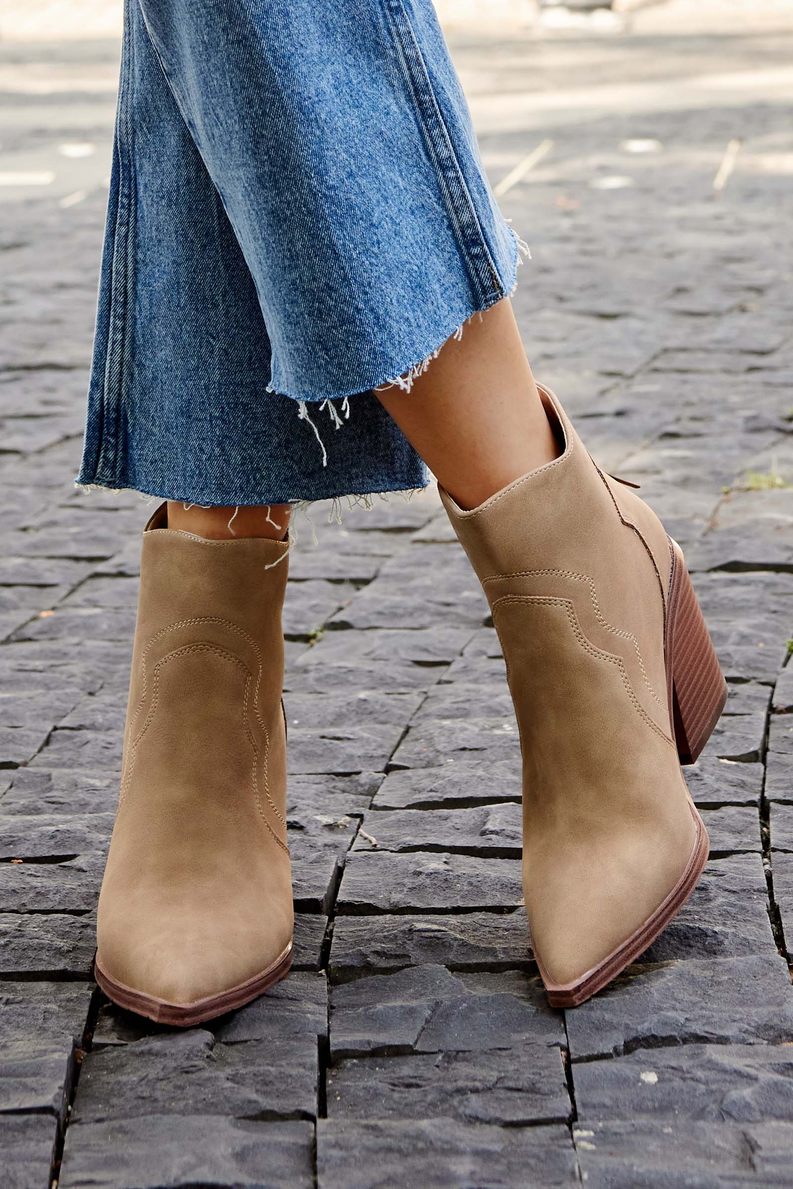 Tassels Zipper Stitching Pointy Toe Chunky Heels Chelsea Boots