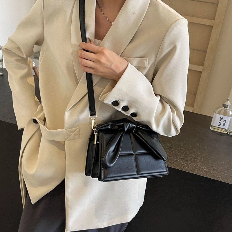 Women's Medium Pu Leather Solid Color Classic Style Streetwear Sewing Thread Square Flip Cover Crossbody Bag