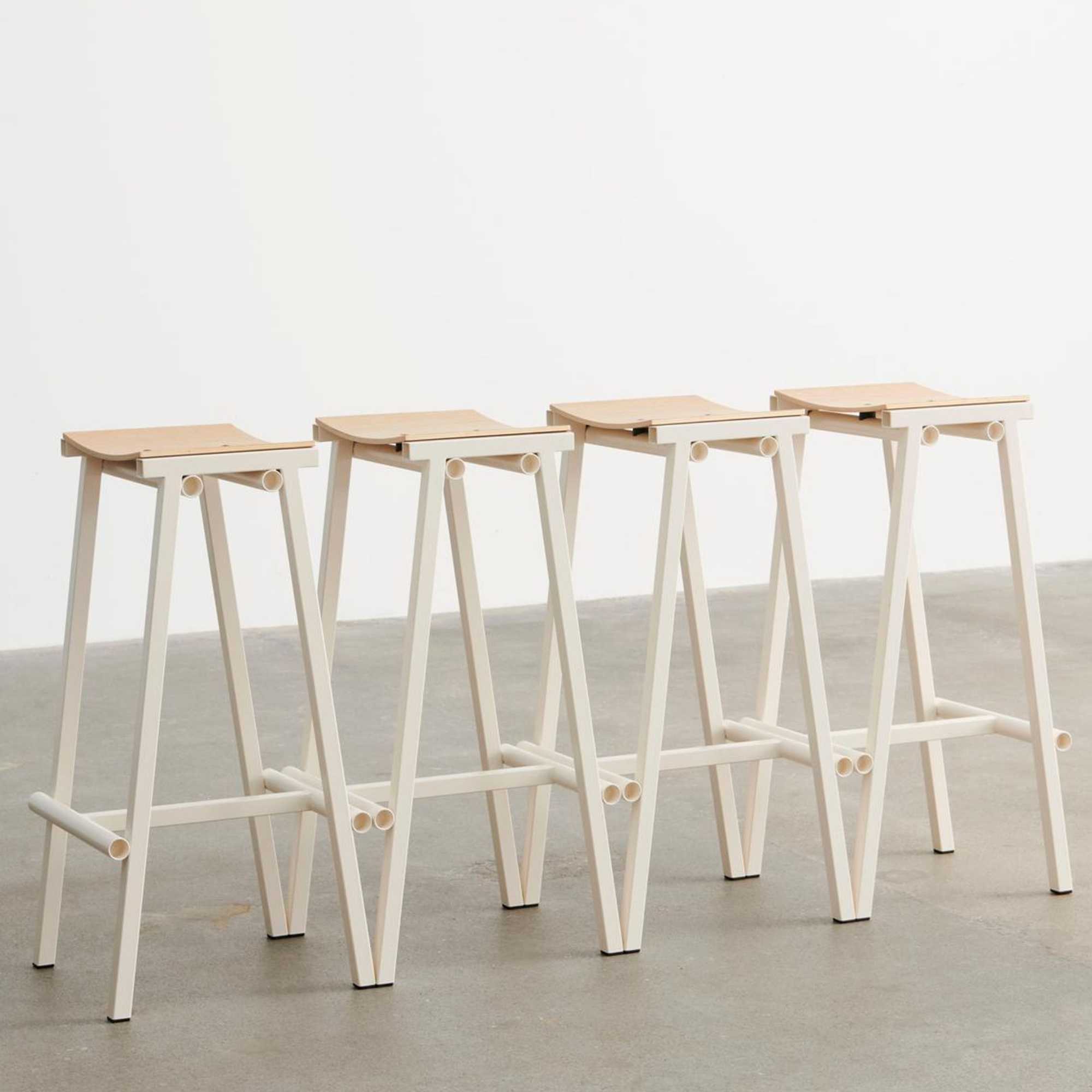 Taburete 8 Bar stool. Eggshell