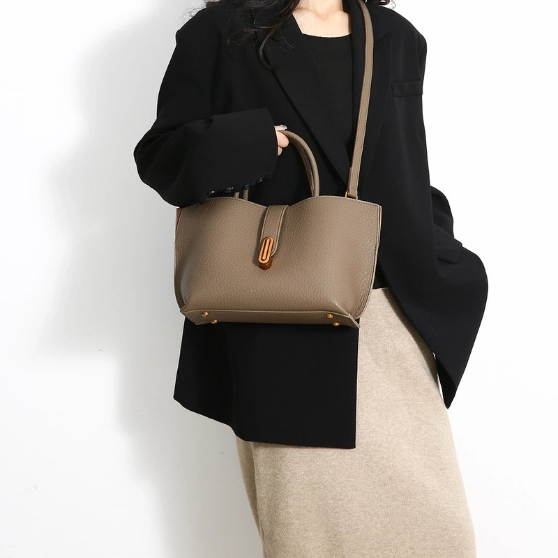 Women's Pu Leather Solid Color Preppy Style Classic Style Sewing Thread Zipper Shoulder Bag
